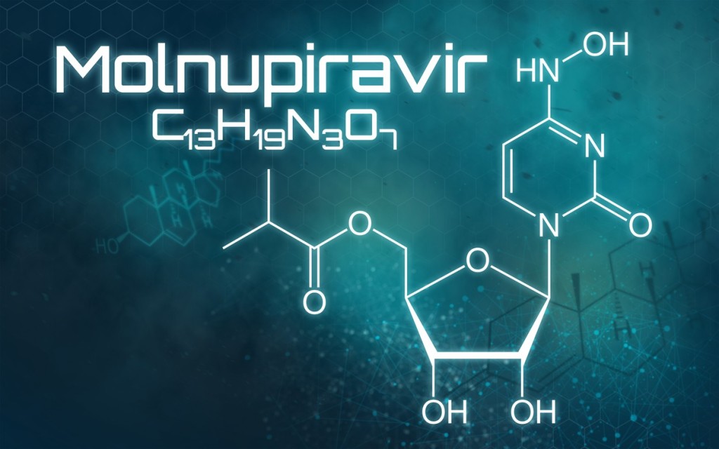 Molnupiravir je proléčivo syntetického nukleosidového derivátu N4-hydroxycytidinu a uplatňuje své antivirové působení zavedením chyb kopírování během replikace virové RNA