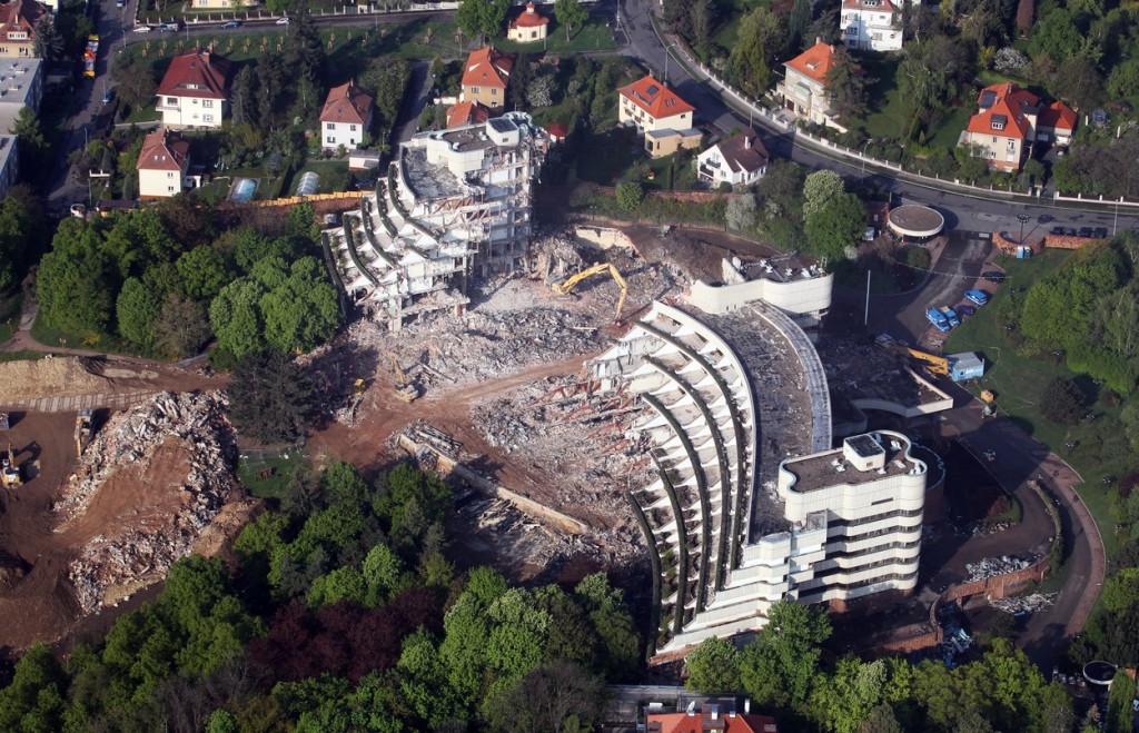 V roce 2014 se naplno spustila demolice umělecky vzácného hotelu Praha