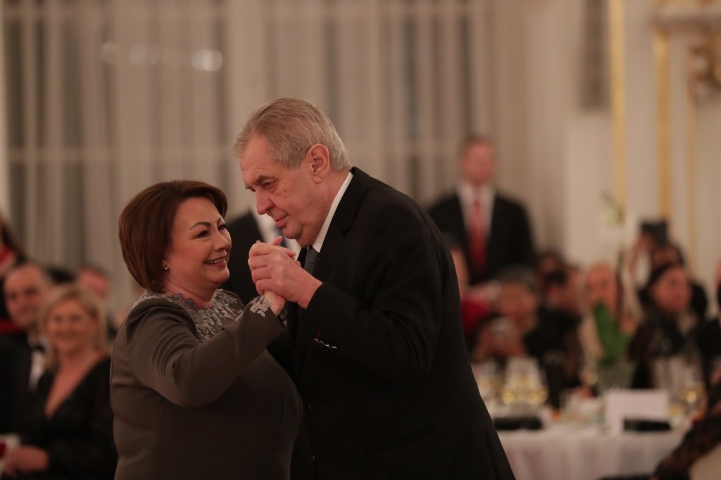 Manželka prezidenta Zemana se v roli první dámy prozatím v ukrajinské otázce nijak neangažuje. Neměla by jít v rámci pomoci příkladem? 