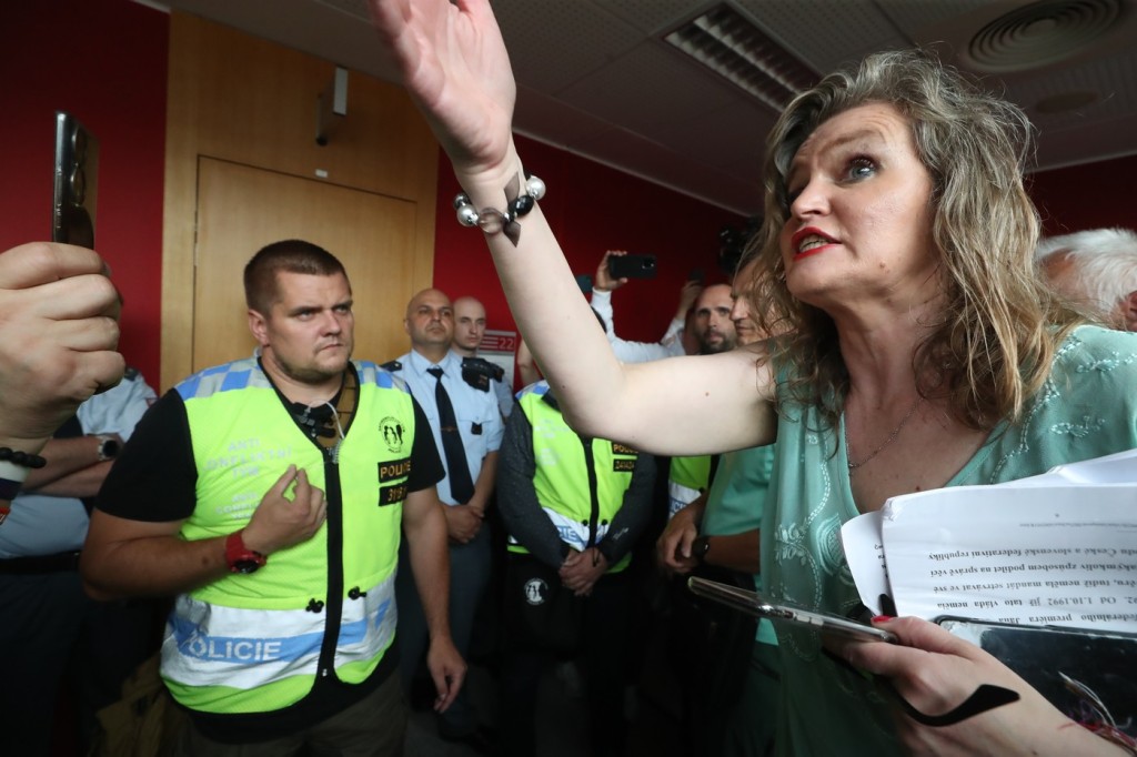 Jana Peterková u soudu. Situaci musel opět uklidňovat antikonfliktní tým