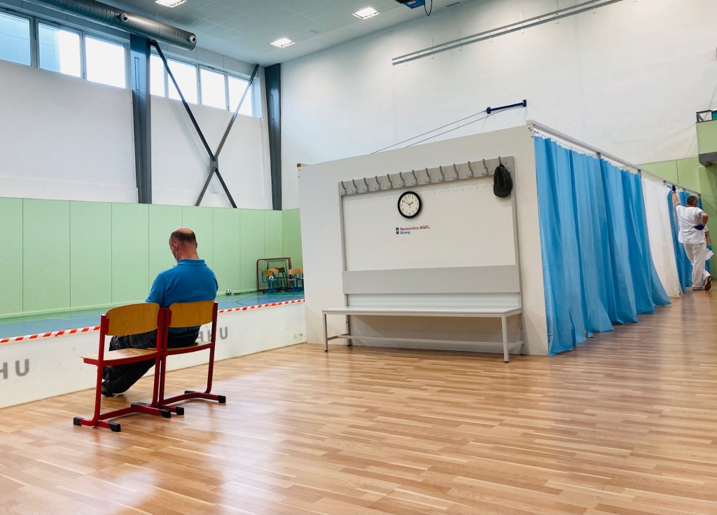 Vláda se konečně začala zabývat otázkou, proč se Češi nehrnou do vakcinačních center