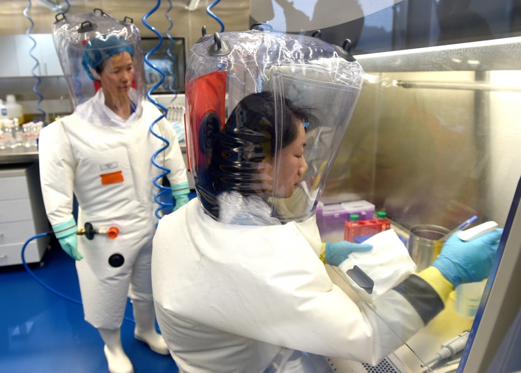 Je možné, že za rozšířením koronaviru je opravdu čínská laboratoř?
