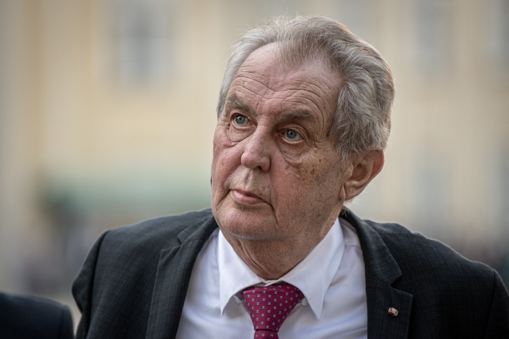 Miloše Zemana čeká v jeho funkci ještě dost dní na to, aby mohl jen odpočívat. Kdo za něj vykonává pravomoci? 