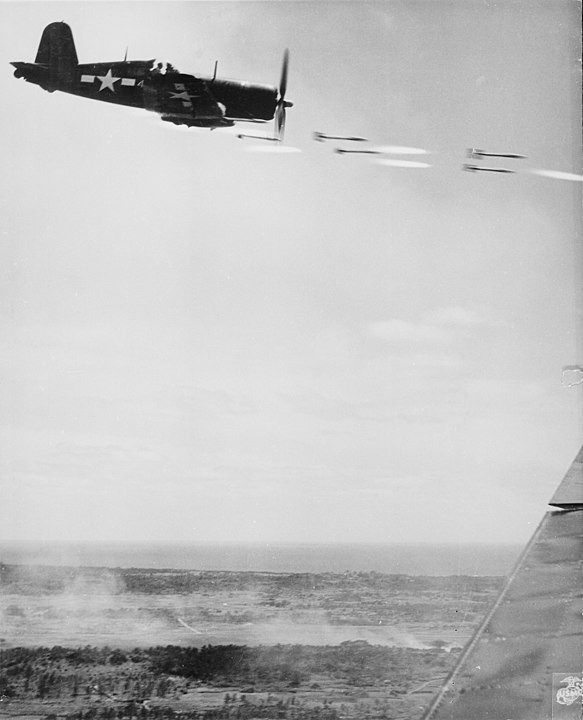 Corsair útočí na ostrov Okinawa
