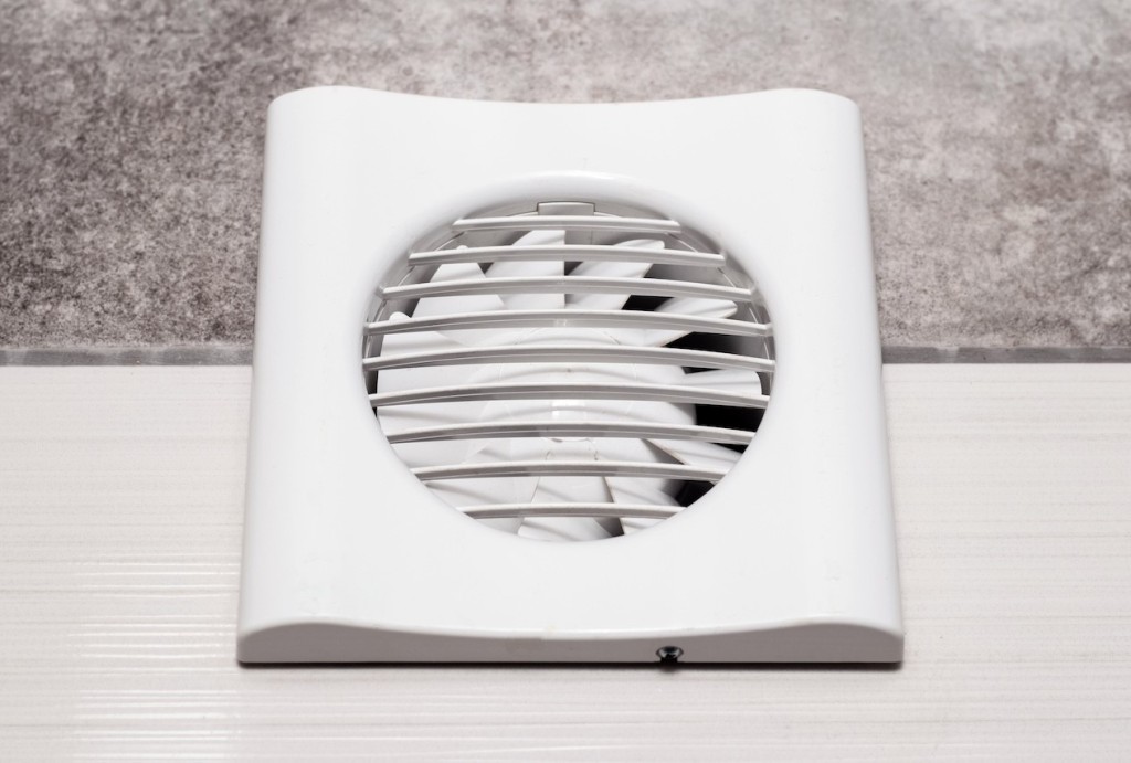 Pokud je v interiéru vyšší vlhkost vzduchu, může vést ke vzniku plísní. Řešením je ventilátor