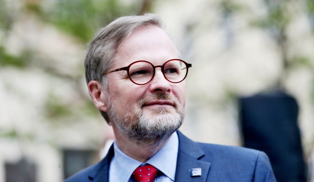 Premiér Petr Fiala pochopil, že prezident Zeman k lidem v těžké době nepromluví. A tak si vzal "mimořádné slovo"