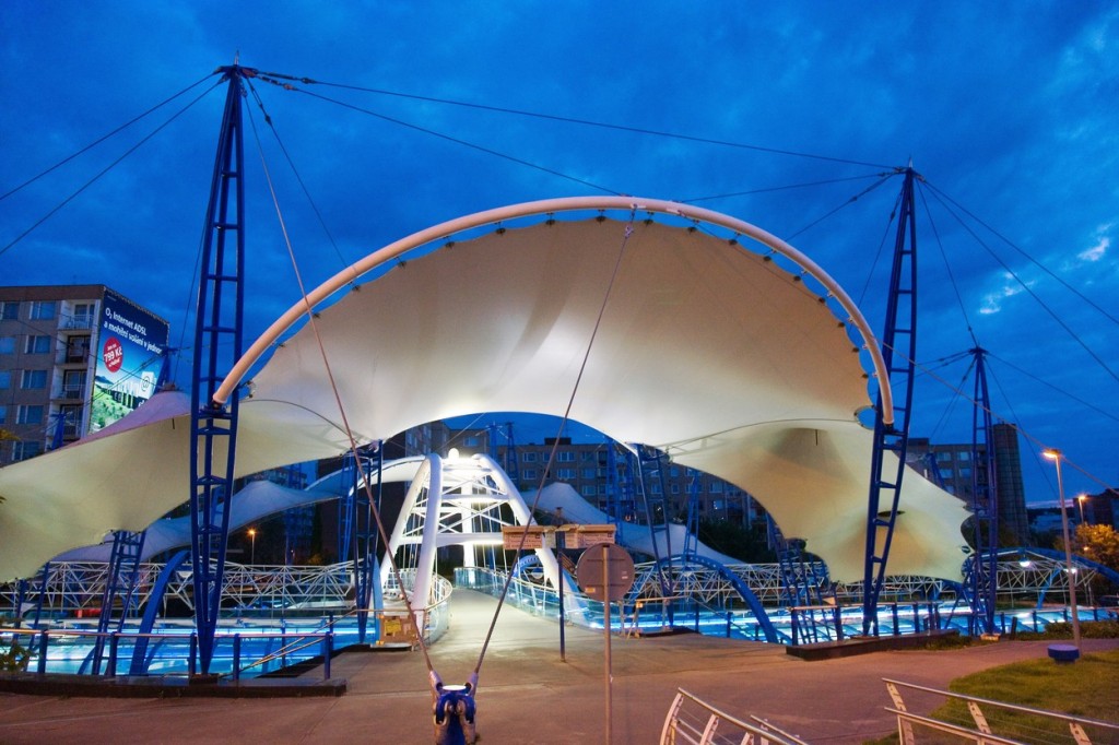 Architekt Patrik Kotas v rozhovorech z poslední doby připustil, že by dnes navrhoval stanice jinak