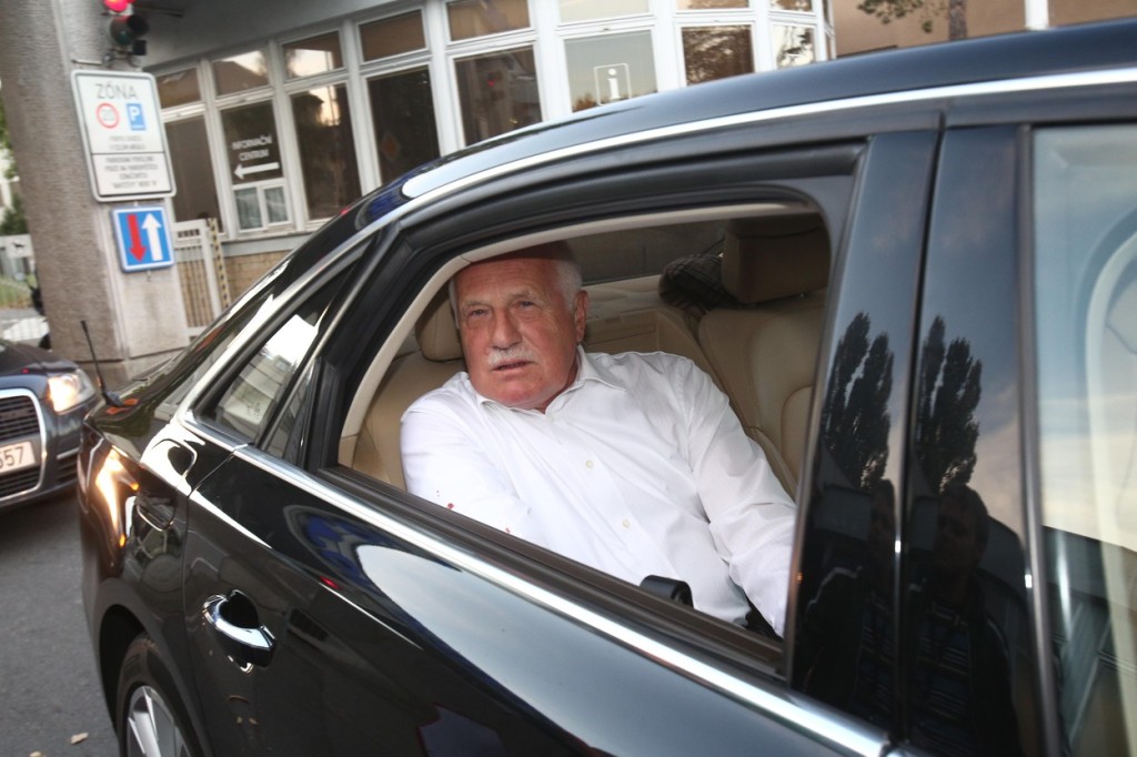 Václav Klaus na cestě do nemocnice 28. 9. 2012