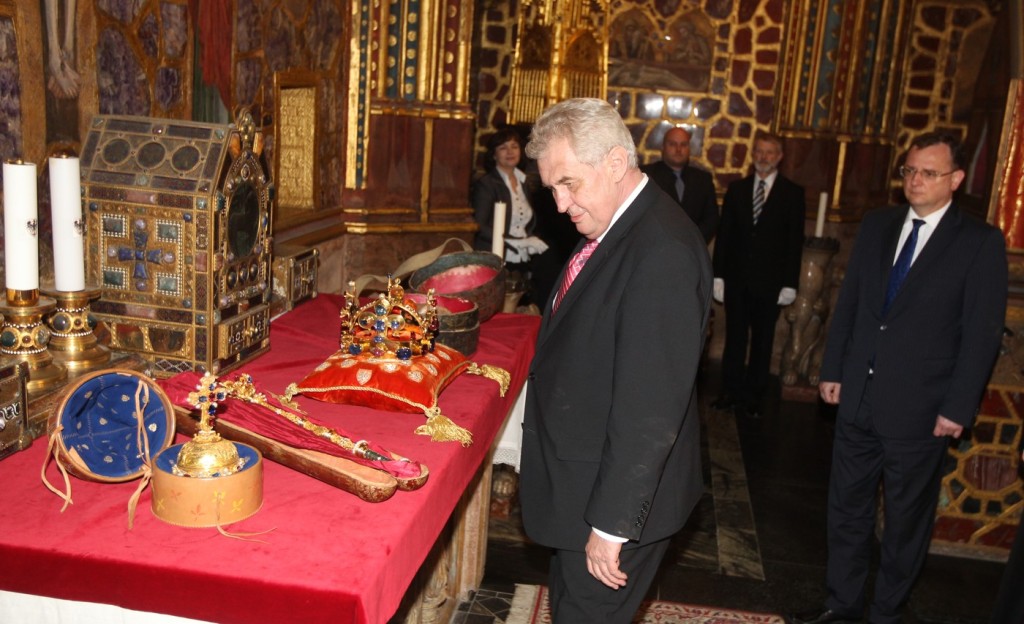 Miloš Zeman u korunovačních klenotů v roce 2013. Že byl opilý, se tehdy domníval takřka celý národ