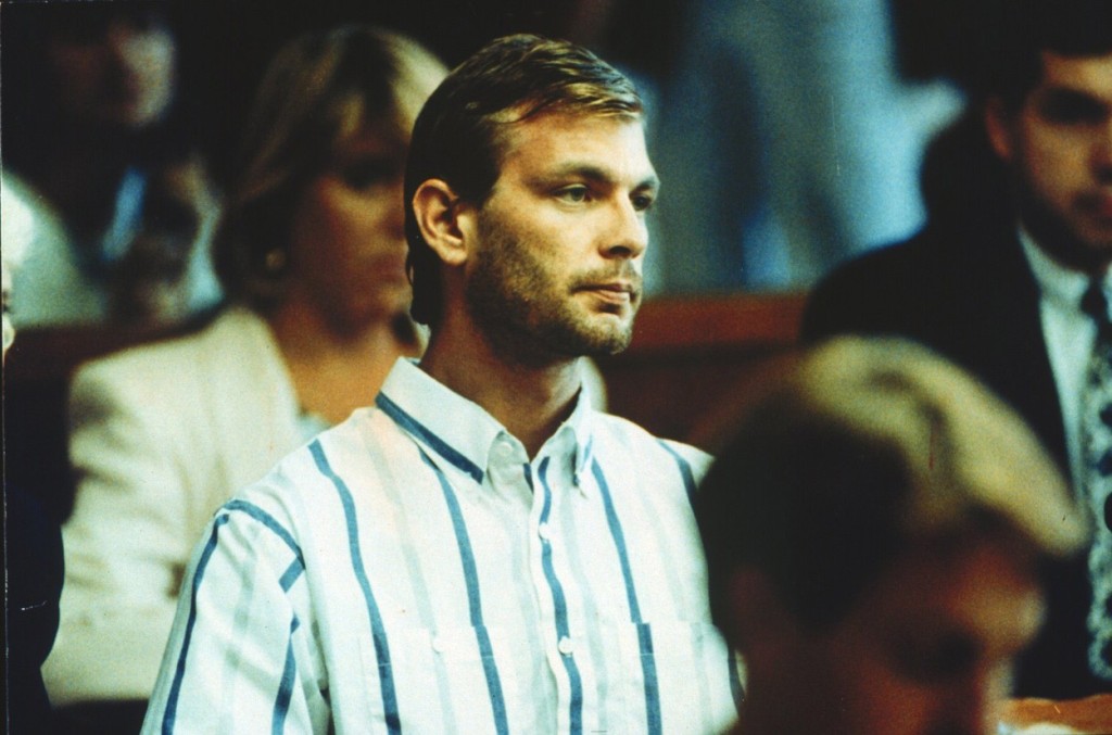 Jeffrey Dahmer (1960–1994), sériový vrah, který miloval Star Wars a nosil žluté kontaktní čočky, aby připomínal ikonického padoucha celé série císaře Palpatina