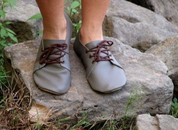 V barefoot obuvi chodí děti i dospělí 