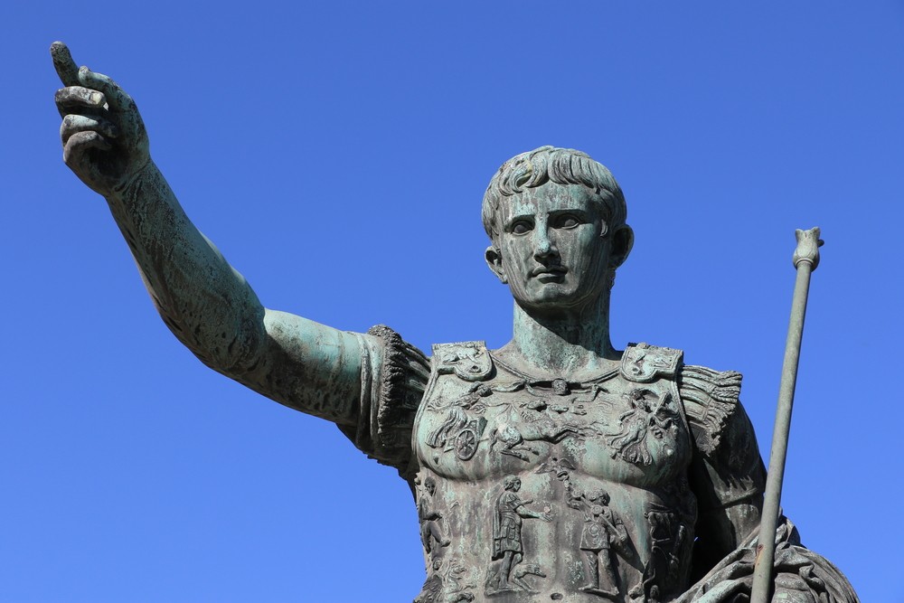 Caesarovy výboje v Galii rozšířily římskou moc hluboko na sever. Caesar dále jako první Říman pronikl do Británie a za řeku Rýn