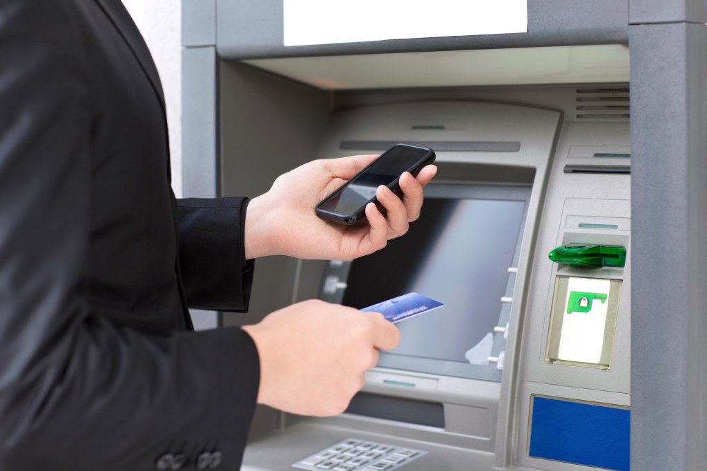 Je potřeba si dávat pozor, jestli na bankomatu, ze kterého si chcete vybrat, není připevněný plastový panel