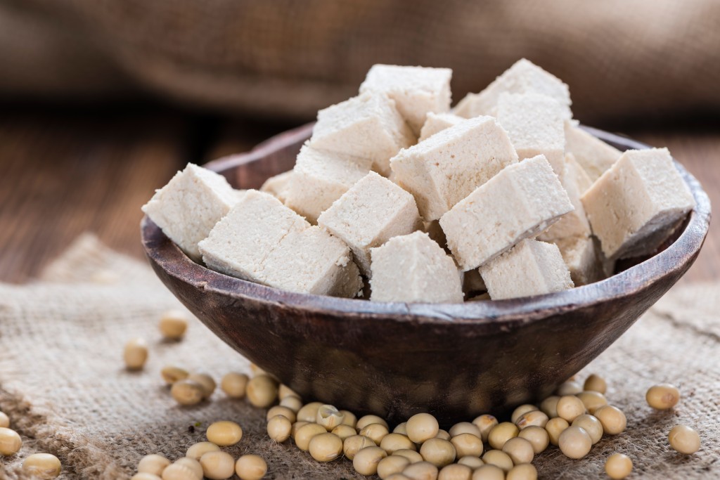 Při snaze o snížení hladiny cholesterolu v krvi zkuste do vašeho jídelníčku zapomponovat tofu
