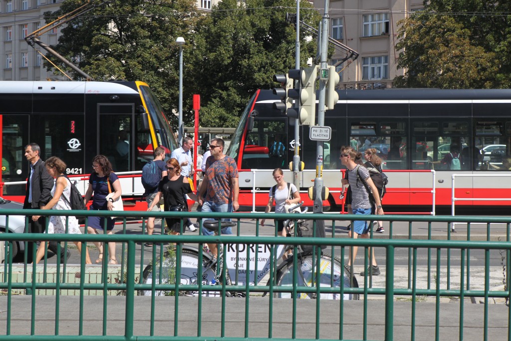 Na velmi malém prostoru se zde střetává velký počet lidí, aut a tramvají