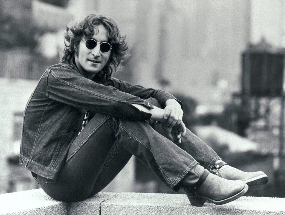 John Lennon měl humornou a otevřenou povahu. Býval často vzpurný až sarkastický