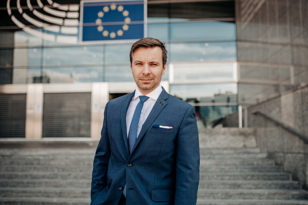 Marcel Kolaja (Piráti) je od voleb roku 2019 poslancem a jedním z místopředsedů Evropského parlamentu
