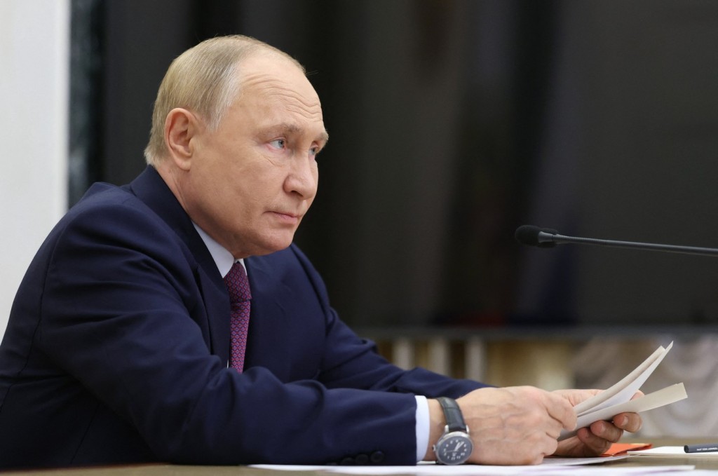 Putin má své projevy napsané obřím písmem