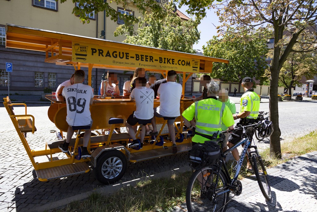 Pivní kola ničí Prahu, ale snad už jen pár dní