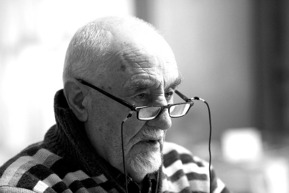V současné době mnoho seniorů trápí samota