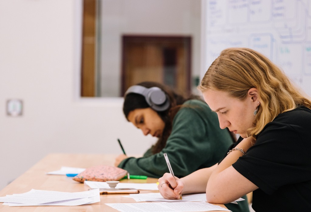 Mohou z nich být "ti s úřední maturitou" podobně jako "ti právníci z Plzně"