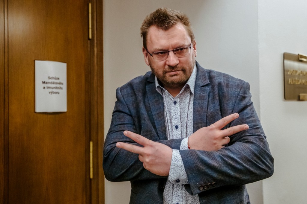 Lubomír Volný se do budovy ČT nedostal, odmítl si nasadit roušku