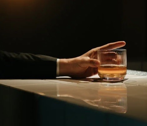 Ten, kdo prodá alkohol mladistvé osobě, může dostat nemalou pokutu za přestupek