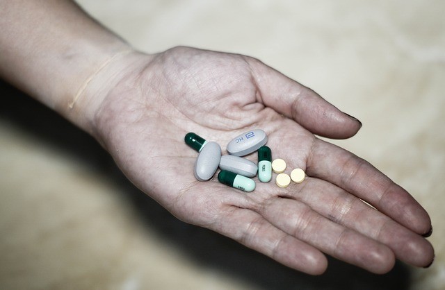 V přeneseném smyslu se slovem droga označují i pro jedince velmi oblíbené situace či přímo závislosti jako třeba pohlavní styk nebo hazardní hry
