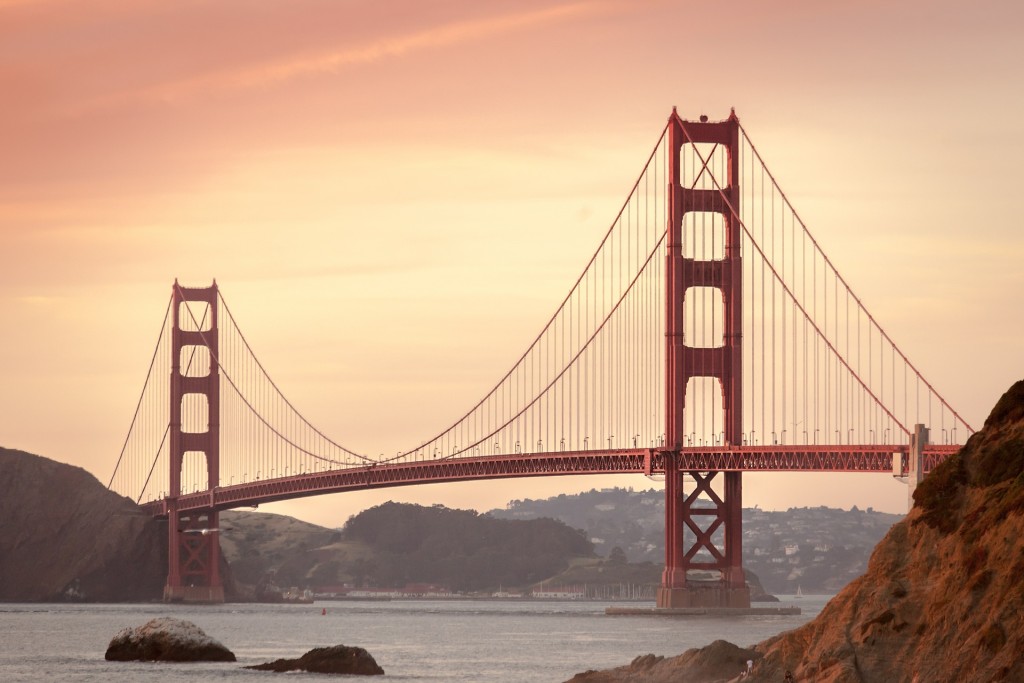 Golden Gate Bridge je natřen překvapivě na oranžovou barvu, aby byl dobře viditelný pro lodě