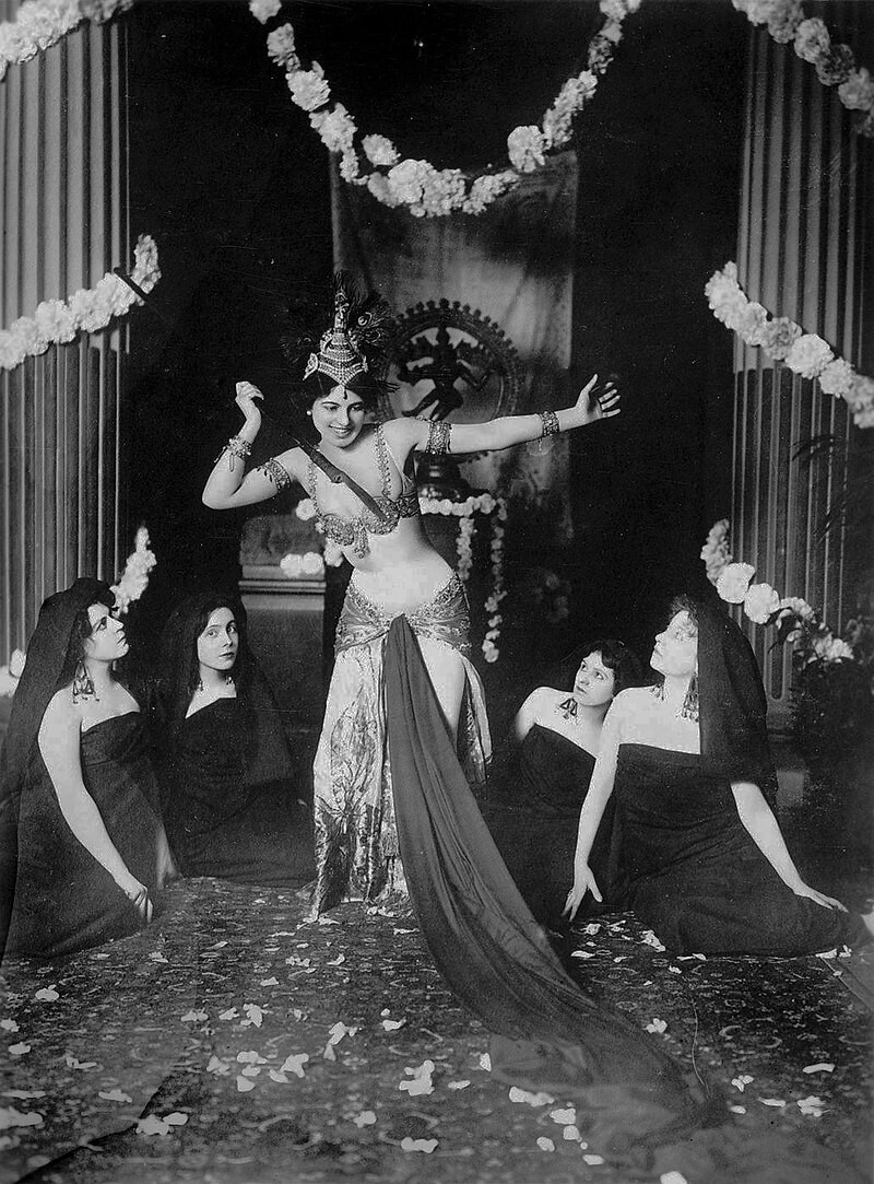 Mata Hari udivovala nápaditými a smyslnými tanečními kreacemi