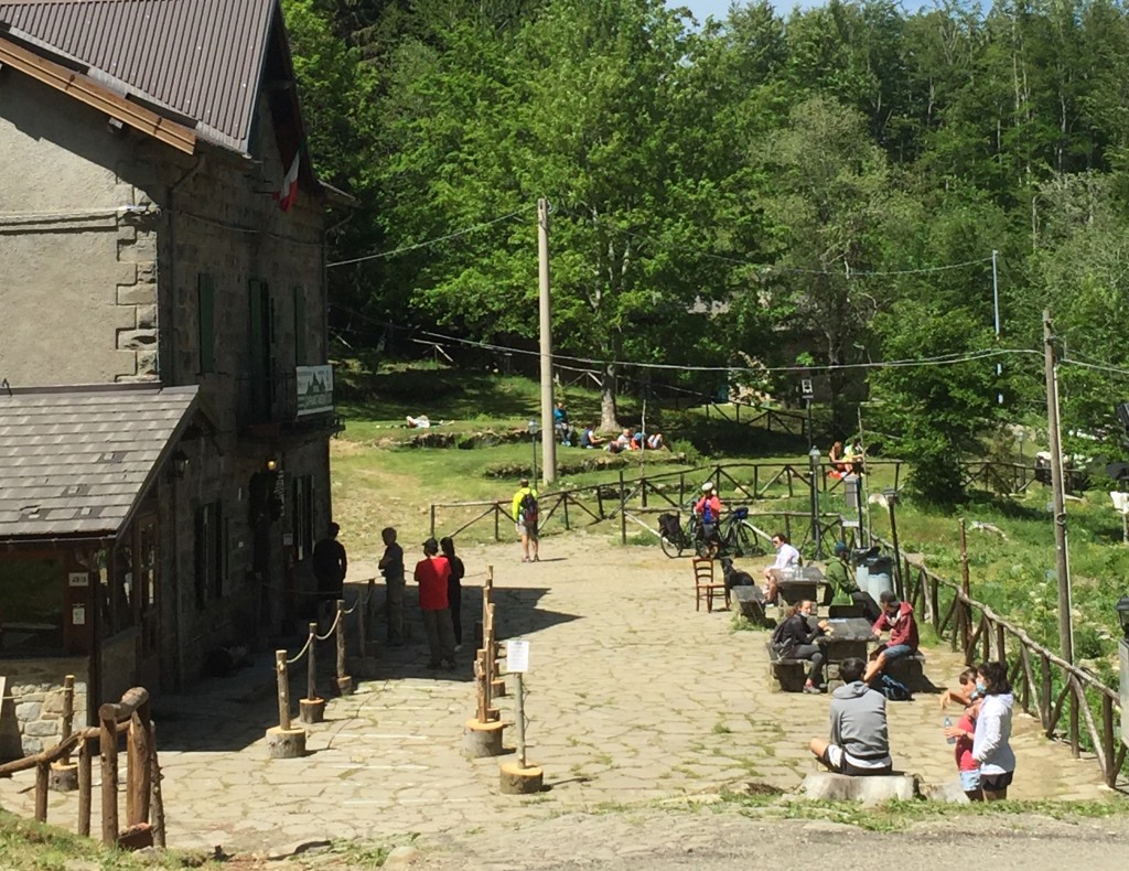 Život se začíná vracet do běžných kolejí, Italové už vyjíždějí i do přírody