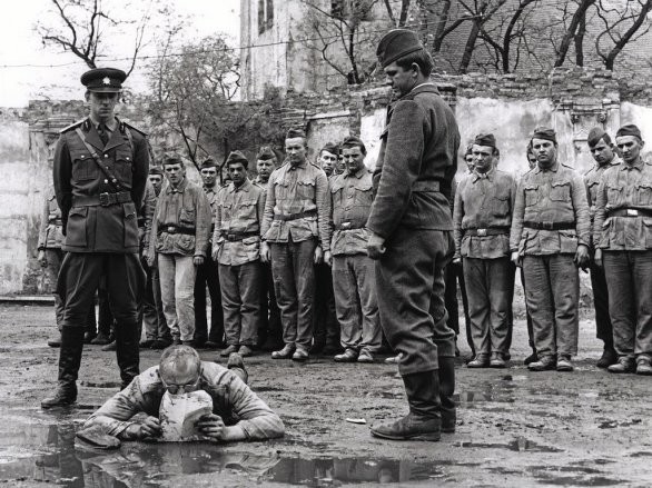 Záběr z filmu „Žert“ přesvědčivě ukazuje poměry v někdejší lidové armádě