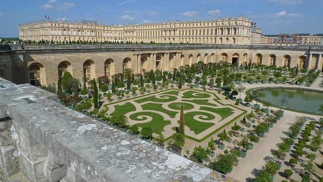 Při stavbě honosného sídla krále architekti zapomněli na záchody