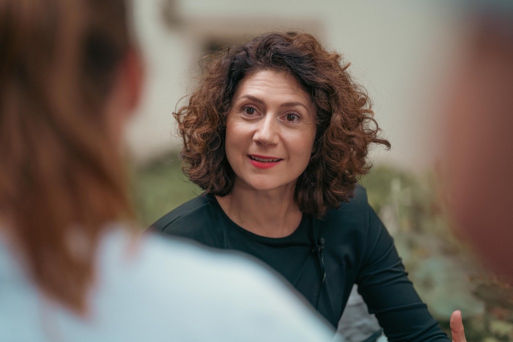 Martha Issová si v novém seriálu zahrála agentku Andreu