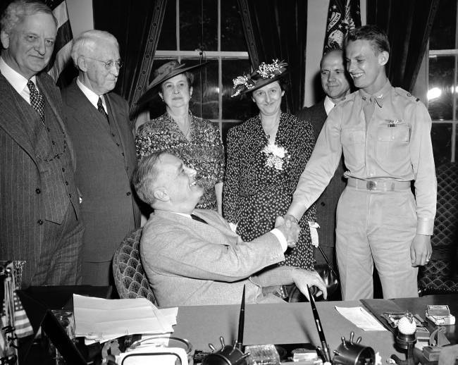 Po „řádění“ na Havaji během japonského útoku byl Welch hrdinou, přijal jej i prezident USA Roosevelt