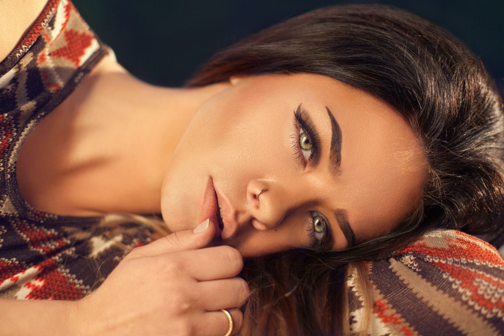 Žena přiznala, že pod makeupem skrývá silné akné