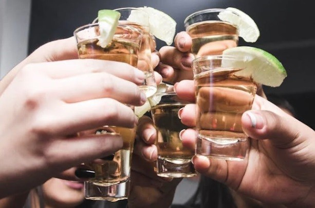 Alkohol je dobrý sluha, ale špatný pán. Když ho někdo vypije příliš mnoho, následky bývají nepěkné. Příkladem je případ podnapilých agresorů, kteří znásilnili ženu u Hlavního nádraží