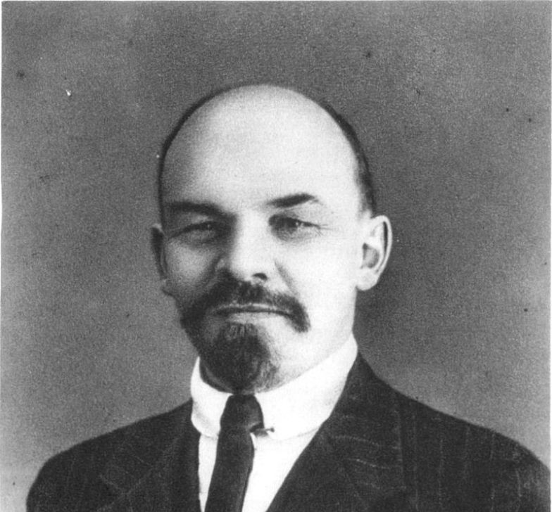 Lenin se svými soudruhy v Rusku provedli úspěšnou revoluci a začali budovat domněle šťastnou socialistickou budoucnost pomocí teroru 