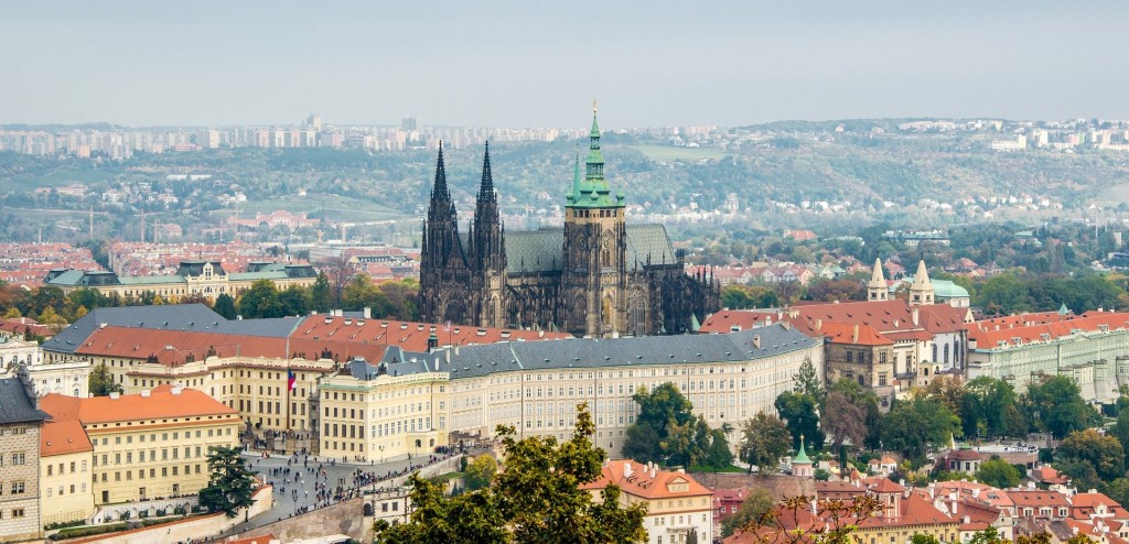 Budovy, které obklopují katedrálu a k tomu nejvyšší jižní věž. To všechno díky Habsburkům