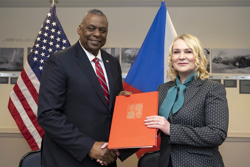 Ministryně obrany Jana Černochová a její protějšek Lloyd Austin ve Washingtonu v roce 2022. Jednali mimo jiné o obranné smlouvě, nákupu letounů F-35 a dalších záležitostech.