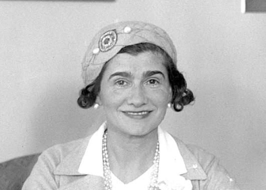 S Coco Chanel se život nikdy nemazlil. Ona sama neměla skrupule a šla si tvrdě za svým