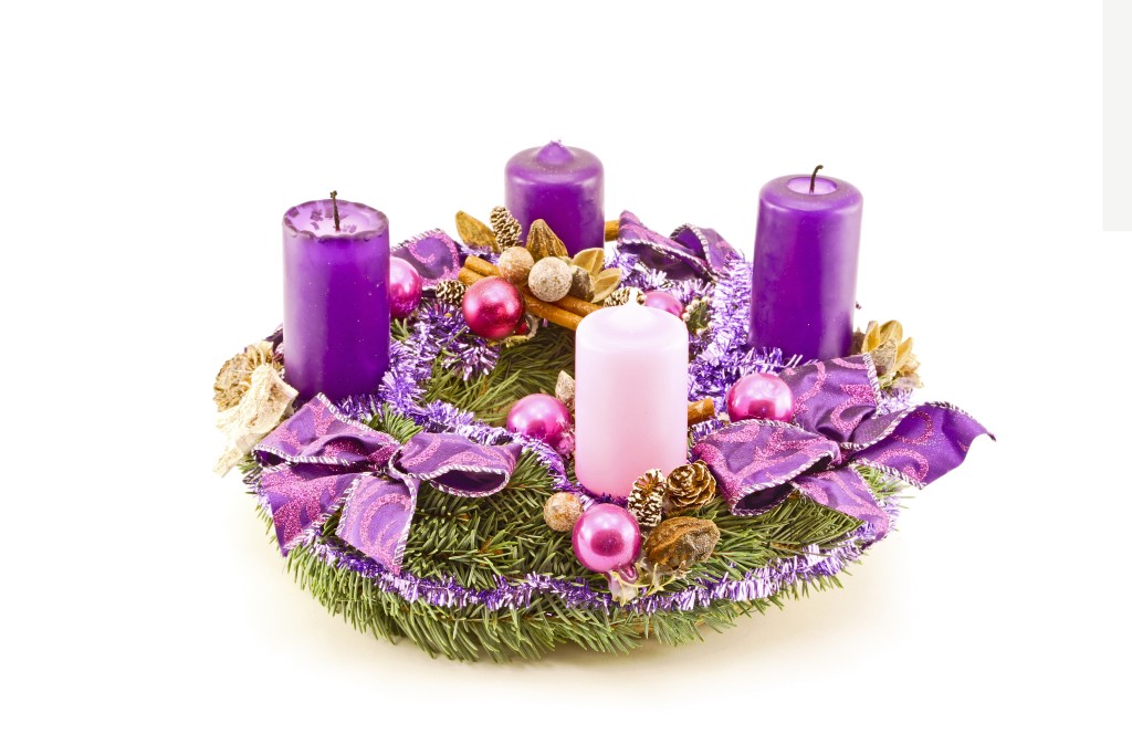 Tři svíčky na adventním věnci by měly mít fialovou barvu a jedna růžovou