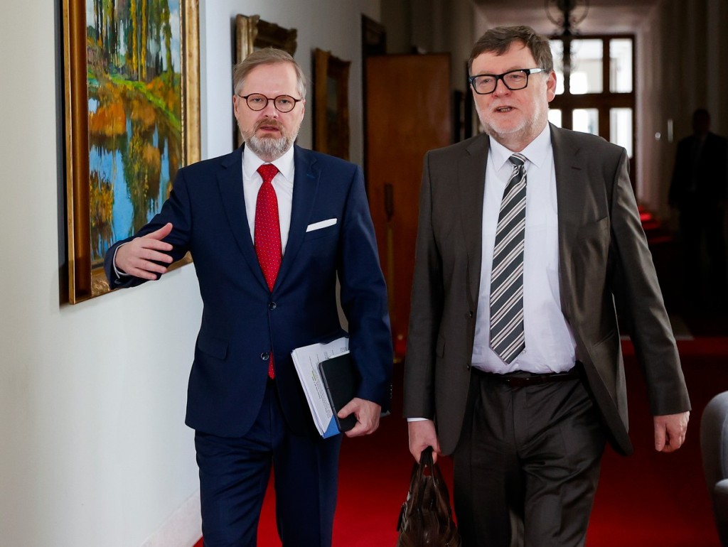 Stále více lidí se obává toho, s čím premiér a jeho ministr financí zase přijdou