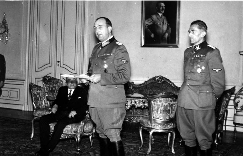 K. H. Frank (vpravo), říšský protektor Kurt Daluege, státní president Emil Hácha (sedící) na Pražském hradě
