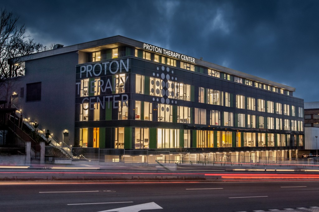 Protonová radioterapie používá ke zničení rakovinných buněk namísto fotonů protony