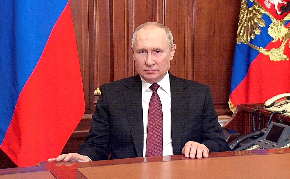 Putin zase rozvířil spekulace o svém zdraví. Tentokrát hrají hlavní roli jeho ruce