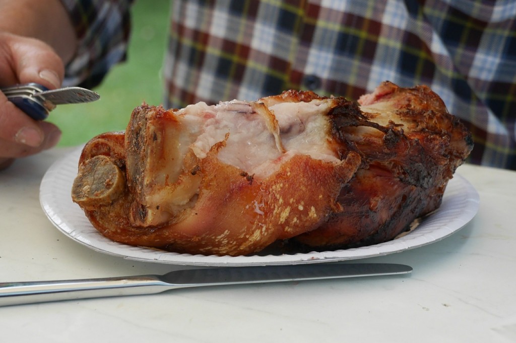Na silvestra se vepřové koleno často podává jako ovar, ale udělat ho pečené, pěkně s kůrčičkou, to má teprve grády