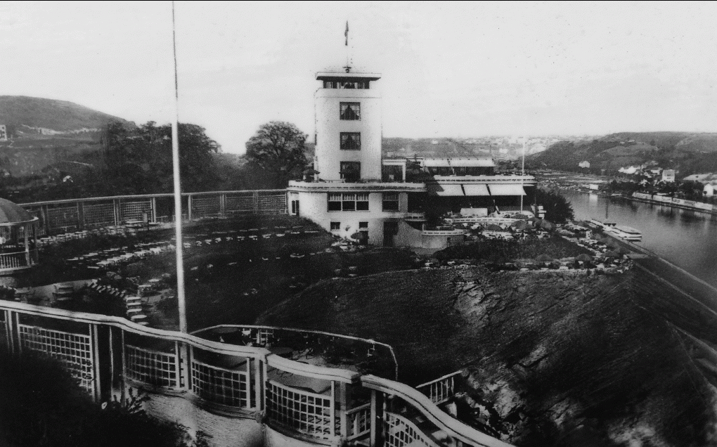Nádherná funkcionalistická stavba na obrázku z roku 1930