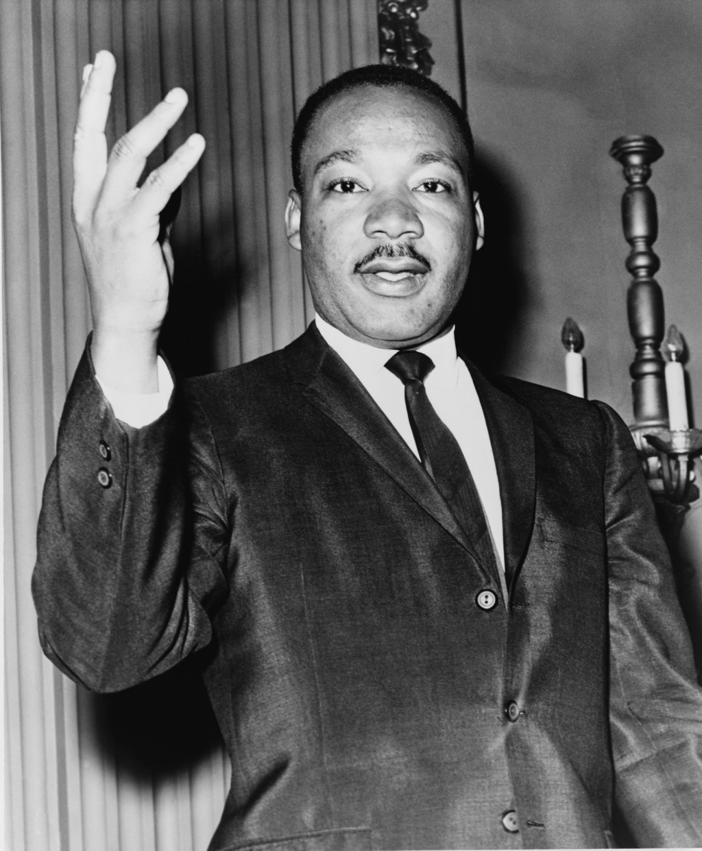 Byl jedním ze tří dětí reverenda Martina Luthera Kinga seniora (1899–1984) a jeho manželky Alberty Christine Kingové