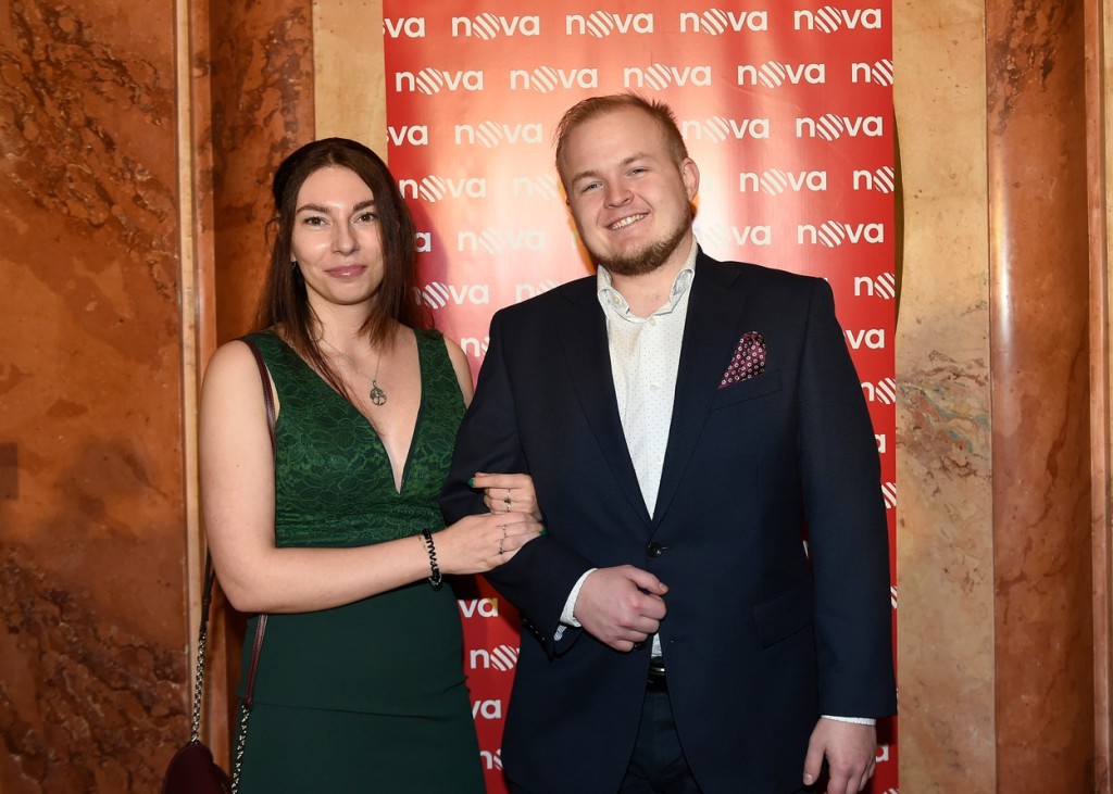 Artur Štaidl dorazil na premiéru Ivety s přítelkyní. A nešetřil úsměvy!